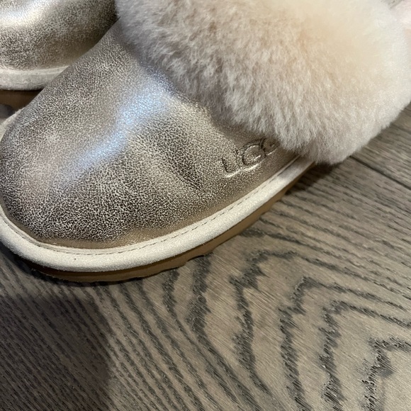 Euc girl’s gold Uggs slippers size 2 - Picture 9 of 10